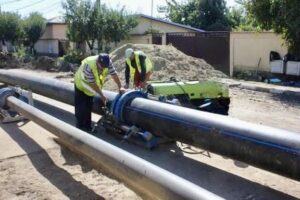Бутова заварка на тръби PE100 с машина за изграждане на дълги водопроводни участъци.
