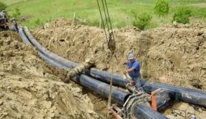 Полагане на паралелни трасета от PE100 тръби в извънградска зона за довеждащ водопровод.