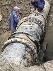 Ремонтни скоби върху стар стоманен магистрален водопровод за спиране на теч.
