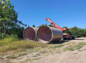 Доставка и разтоварване на GRP тръби DN2200 с мобилен кран за магистрален водопровод.