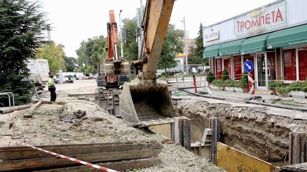 Механизирано изкопаване и укрепване за подмяна на главен водопровод в търговска зона.