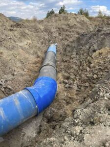 Сглобка с чугунено коляно и муфови връзки DN600 в напорен водопровод.